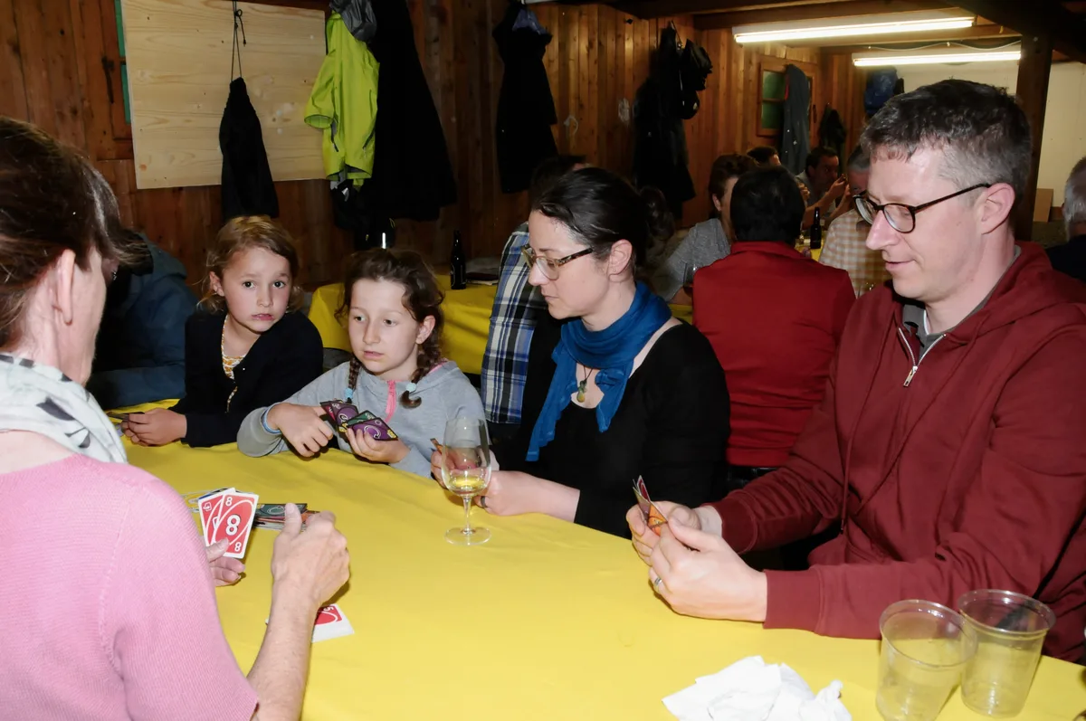 Man sieht Einwohner von Nänikon gemeinsam den längsten Tag feiern.